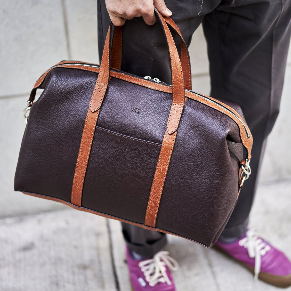 tusk 9920 pebblegrain leather everyday duffel bag chocolate model 01 - DARK CHOCOLATE