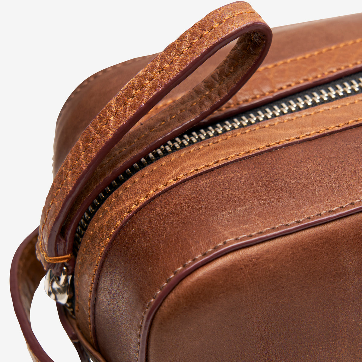     tusk-770-mens-leather-toiletry-case-chocolate-detail-1