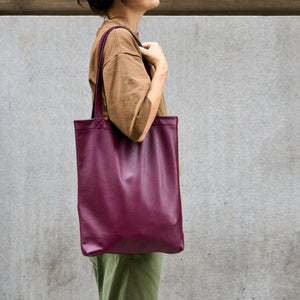 tusk-9940-pebblegrain-leather-tote-bag-oxblood-model-01 - OXBLOOD