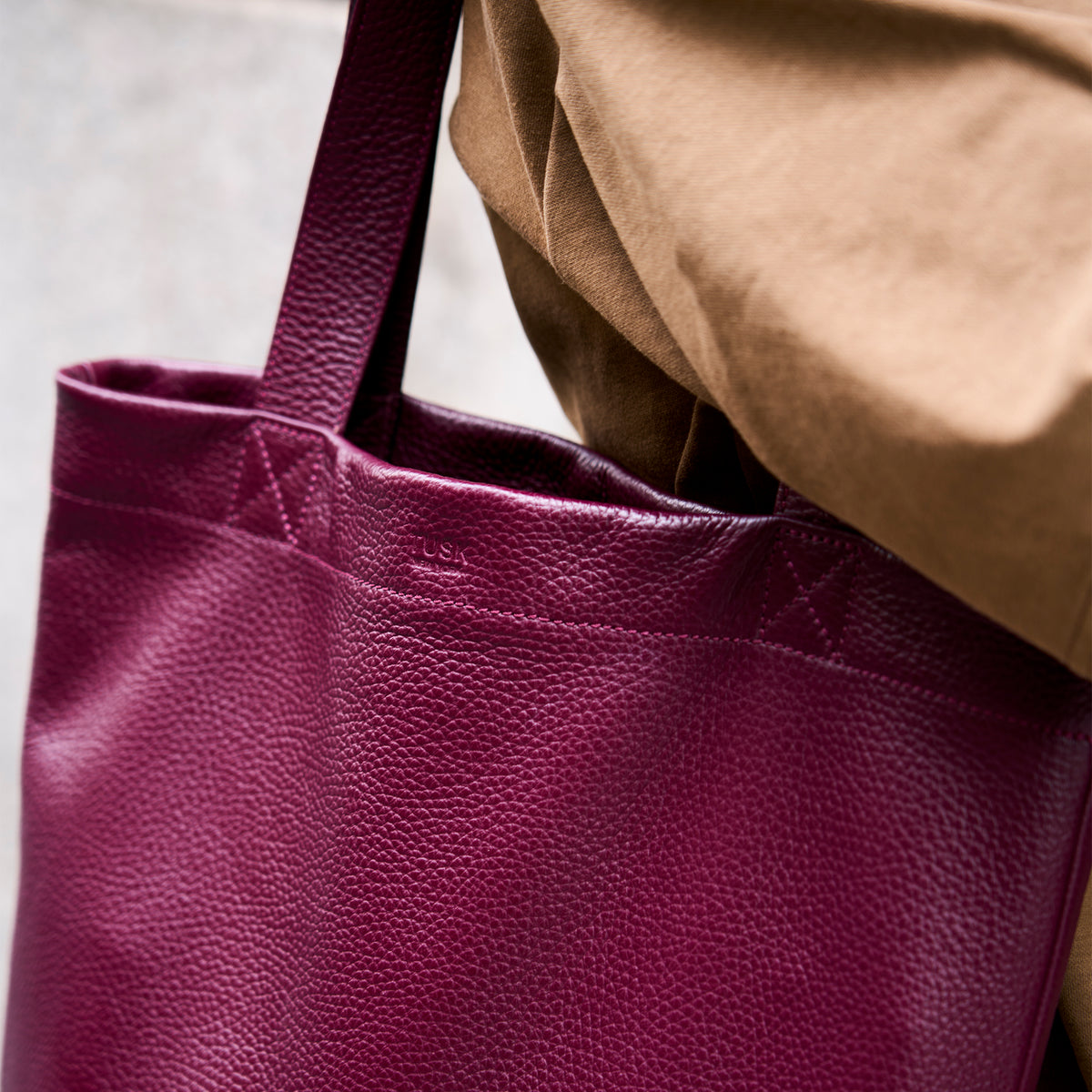 Ascotusk-9940-pebblegrain-leather-tote-bag-oxblood-model-04 - OXBLOOD