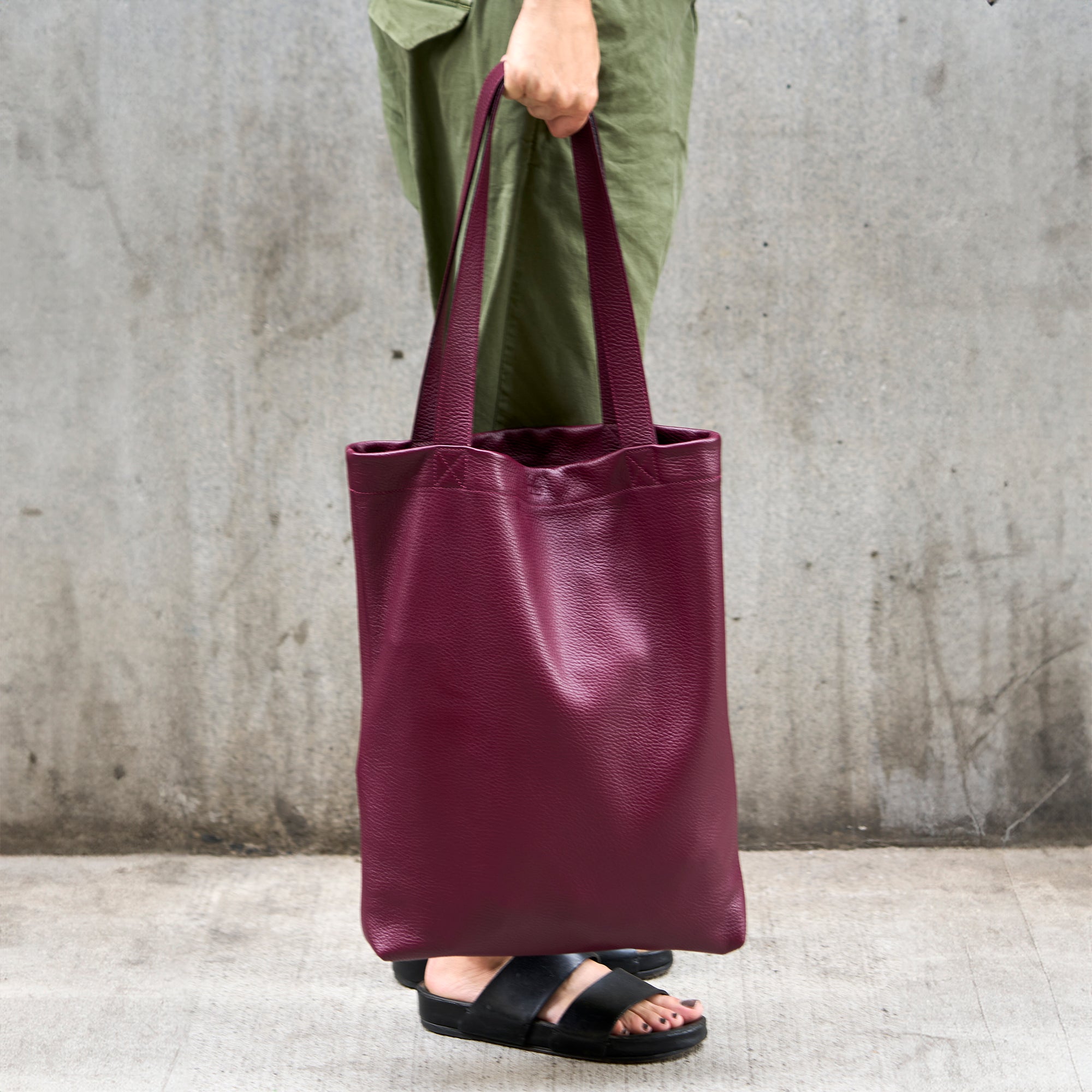 tusk-9940-pebblegrain-leather-tote-bag-oxblood-front- OXBLOOD