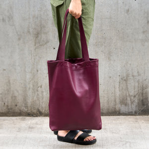 tusk-9940-pebblegrain-leather-tote-bag-oxblood-model-06 - OXBLOOD