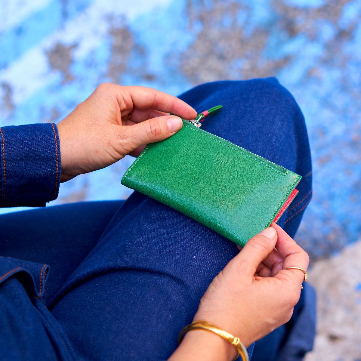     tusk-383-leather-slim-card-case-with-zip-coin-pocket-moss-and-geranium-model-01