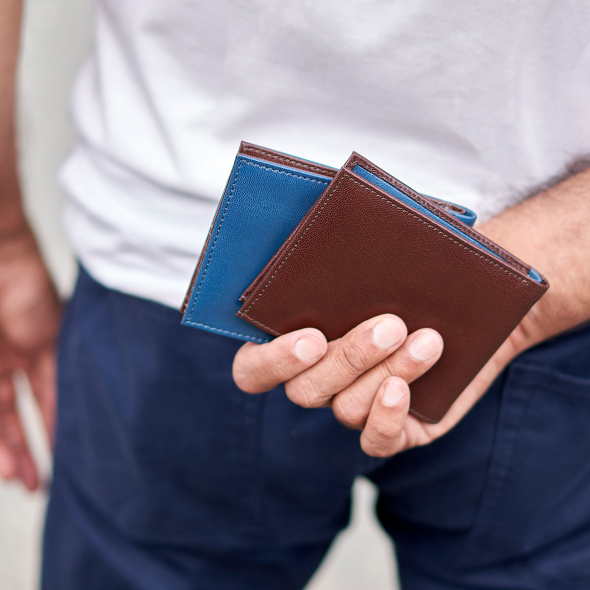 tusk 104 mens compact leather billfold wallet blue and chocolate model 02 - BLUE/CHOCOLATE